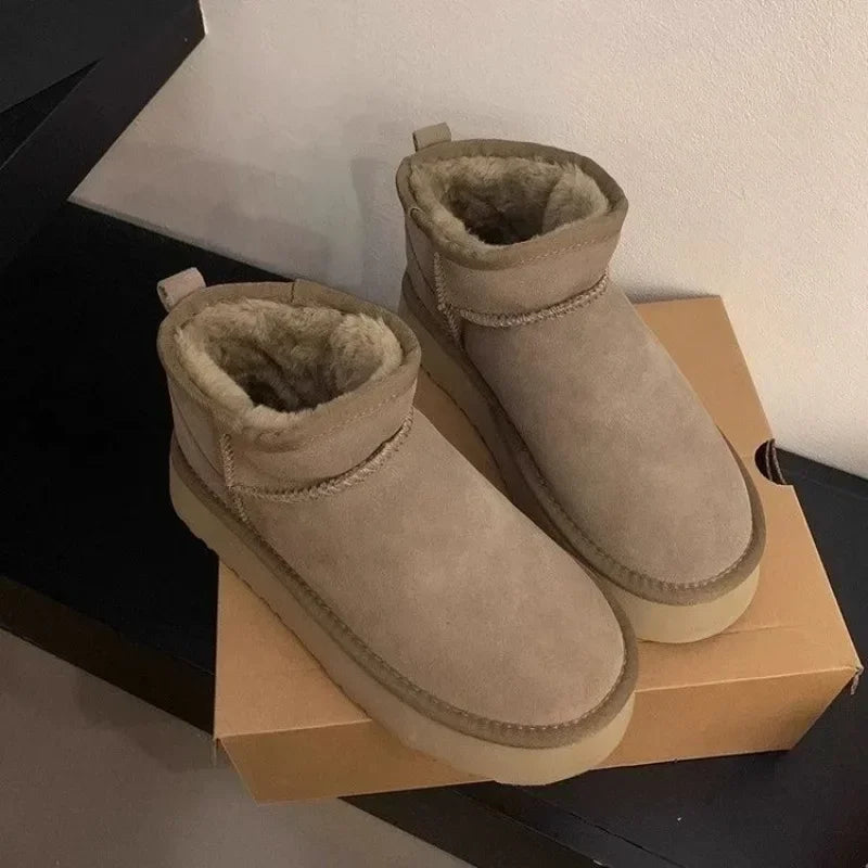 Bottes courtes en daim avec fourrure en laine naturelle pour femme – Alliant confort et élégance décontractée, collection 2025.