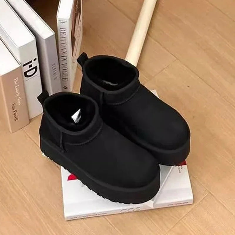 Bottes courtes en daim avec fourrure en laine naturelle pour femme – Alliant confort et élégance décontractée, collection 2025.