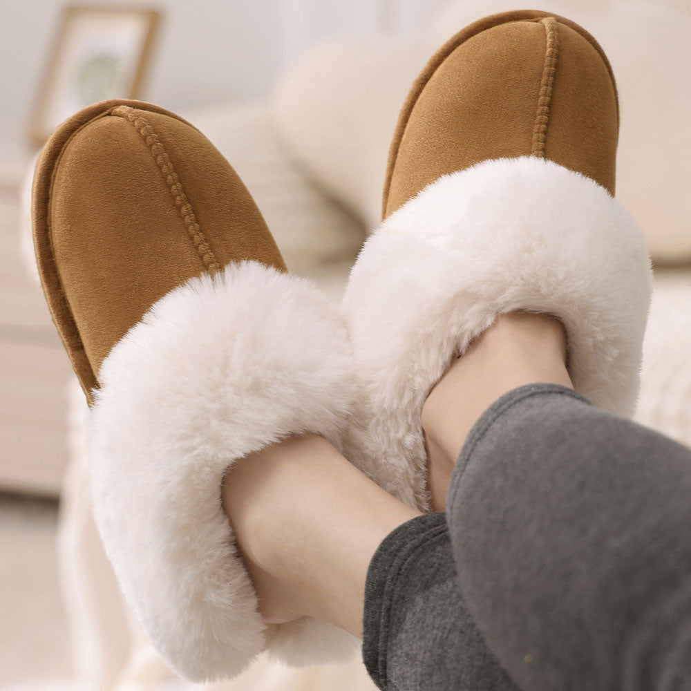 Pantoufles de maison en peluche moelleuses d'intérieur.