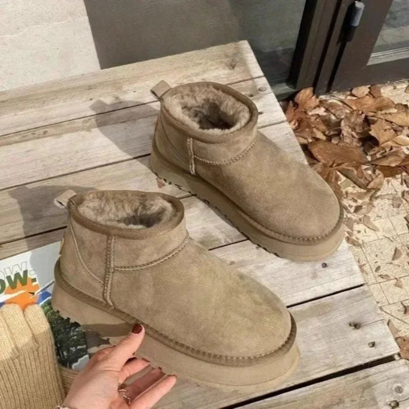 Bottes courtes en daim avec fourrure en laine naturelle pour femme – Alliant confort et élégance décontractée, collection 2025.