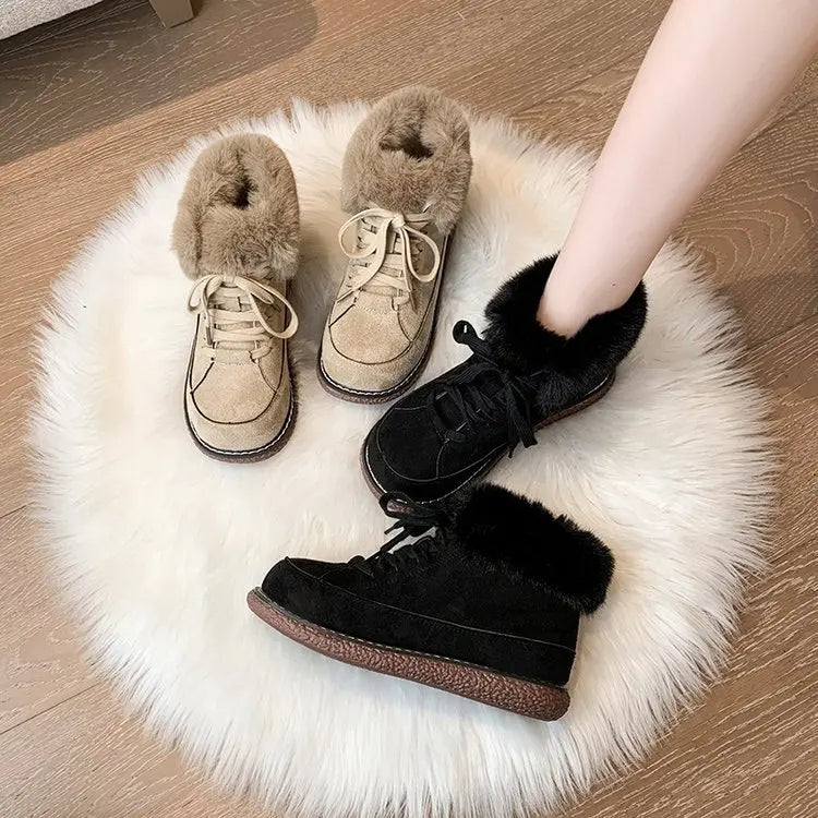 Bottes courtes à lacets en peluche pour femmes.