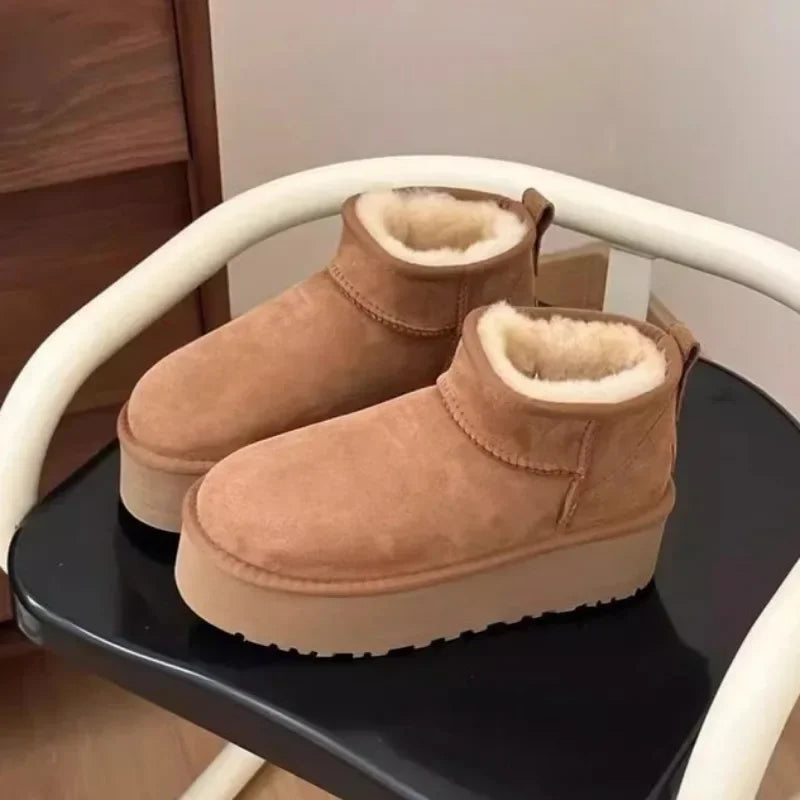 Bottes courtes en daim avec fourrure en laine naturelle pour femme – Alliant confort et élégance décontractée, collection 2025.