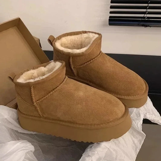 Bottes courtes en daim avec fourrure en laine naturelle pour femme – Alliant confort et élégance décontractée, collection 2025.
